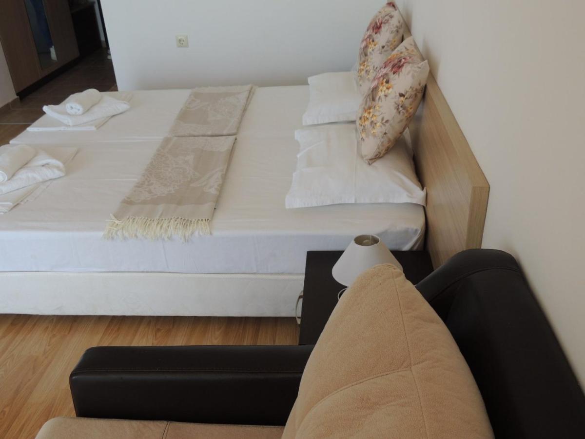 Villa Lazuren Bryag Tjernomorets Exteriör bild